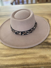 Load image into Gallery viewer, WIDE BRIM BOATER HAT